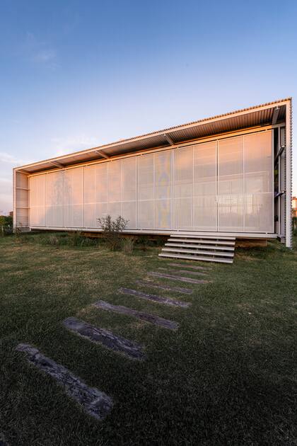 Las persianas móviles son de chapa microperforada, sostenida con una estructura metálica. Se mueven juntas y tienen una doble función: como parasoles (controlando los rayos más fuertes, que son los del oeste) y rejas de seguridad.