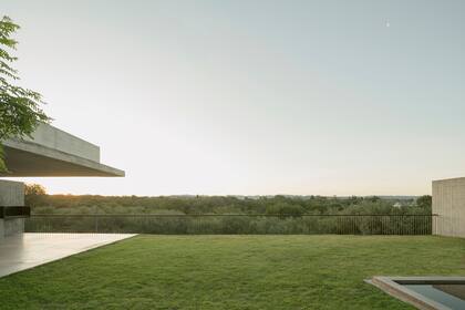 Al negar la relación con el entorno urbano inmediato y focalizar la atención sobre el paisaje, se promueve una vivencia más presente y desconectada de los estímulos de la ciudad.