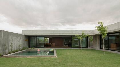 Al costado de este patio, se encuentra una galería semicubierta con parrilla, que amplía las posibilidades de reunión y disfrute al aire libre.