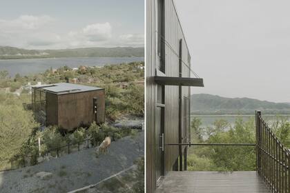 Hacia la calle, la casa se muestra introvertida, ciega y austera. El revestimiento exterior de Siding toma el marrón oscuro de los árboles. Solo una abertura rectangular con una biblioteca rompe el bloque.