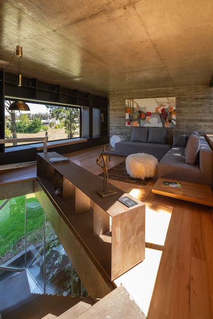 El estar de la planta alta suele funcionar como tercer dormitorio cuando la casa es visitada por familia o amigos.