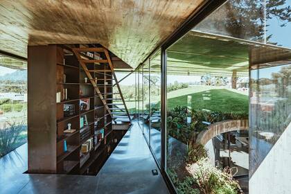 Una escalera-biblioteca enhebra las plantas y arma la circulación vertical.