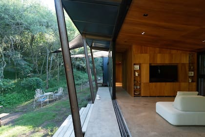 La casa combina tres materiales: hormigón (en la losa de steel deck que funciona como entrepiso), acero y chapa