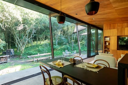 El mueble contiene el televisor y obras de arte de Carola