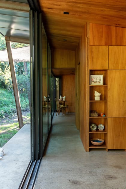 Un pequeño pasillo lleva al sector de las habitaciones