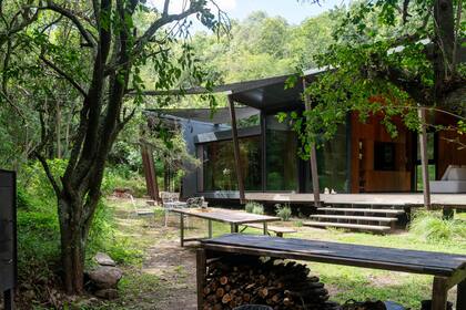 La tela náutica era provisoria en el único sector donde no hay alero. Hoy, los árboles ya protegen del sol