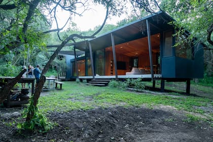 Gran parte de la casa tiene revestimiento de paneles de chapa sándwich, con espuma de poliuretano en su interior, que aislan térmicamente