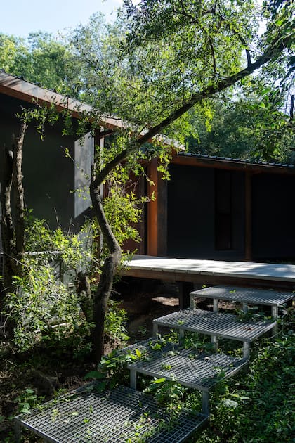 La escalera del ingreso principal es un work in progress. La idea es que se transforme en rampa para garantizar una buena accesibilidad a futuro