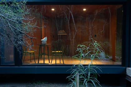 Las luminarias son puntuales y están empotradas