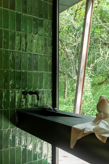 Los desagües sanitarios son tratados mediante sistemas de fitodepuración para las aguas negras y tratamiento por sedimentación para las aguas grises, que se reutilizan para riego