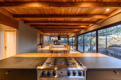 La madera de laurel es un denominador común. Se la usó en vigas, cielorrasos y mesadas.