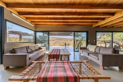 La casa está rodeada de quebrachos, algarrobos, chañares, manzanos del campo, cactus, flores silvestres y miles de especies más.