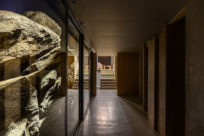 En el nivel más bajo, un impactante pasillo une a los dormitorios.