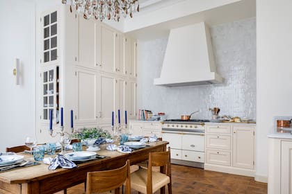 Sillas (DK3). Candelabros (Cartier).