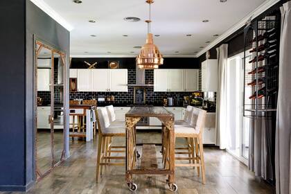 Colocadas una por una, las tachas son un detalle que se reitera en la terminación de varios muebles.