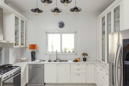 Luces colgantes (Tupé Home). El tramo de 25cm de mesada al lado de la heladera agrega un necesario espacio de apoyo.