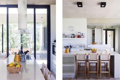 La ubicación del anafe tuvo sus detractores, pero la dueña insistió. Si hay corriente de aire, se cierra la puerta y listo. Banquetas (Cording Home).