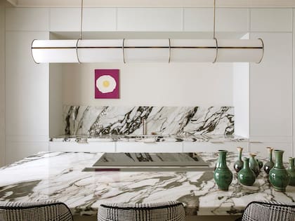 Sobre la alzada, cuadro enmarcado en madera lavada de Jordi Alcaraz.