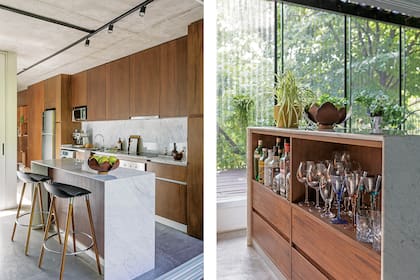 La barra, ciega hacia el living, es un bar hacia la cocina, con espacio para botellas y cristalería. El cedro es el material principal en el departamento.