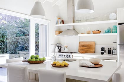 Isla con tapa de Dekton y banquetas.