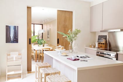 Muebles de cocina (Estudio Trama) de madera revestida en melamina Faplac línea ‘Étnica’ color ‘Sahara’ con mesada en Purastone ‘Crema Pisa’.