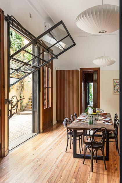 Se abre la ventana y la cocina se convierte en galería.
