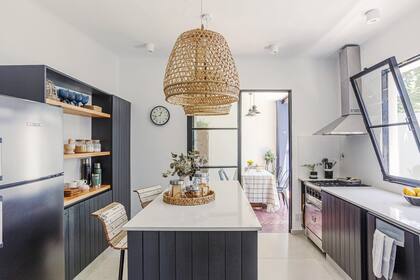 Mesada de Silestone blanco y bacha a la vista (Ferrum). Banquetas (La Reciclería). Lámparas de techo (Compañía Nativa), piso (ILVA).