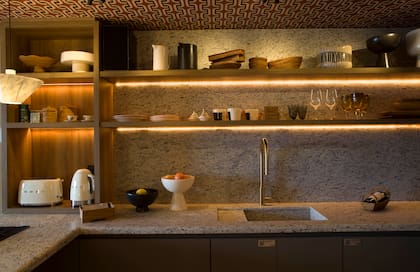 Monocomando para mesada de cocina FR412/55, color Brushed Gold (Novum). Accesorios de ratán para cocina (Alma de Ensueño). Cerámica de cocina (Concepto Fusión).