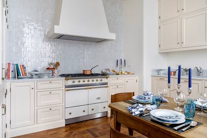 Los muebles a medida se pintaron de color crema, mientras que los azulejos tiran al gris.