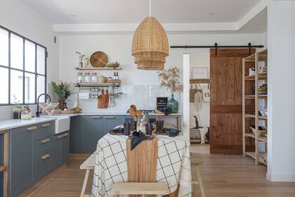 El color de los muebles de la cocina, que armoniza tan bien con la madera y las fibras naturales, es el ‘7622’ de Kem Satin (Sherwin Williams).