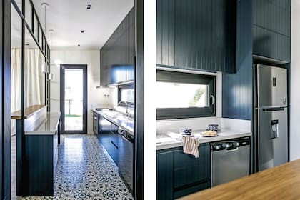 La abertura que da hacia un jardín lateral es de PVC. Un paño fijo cubre el conducto del extractor y tapa la parte superior de la alacena, para que no se acumule polvo. La barra tiene una segunda mesada –igual a la de la cocina, de cuarzo blanco– y espacio de guardado.