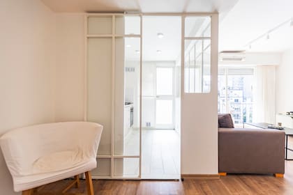 Vista desde el acceso: cocina y living-comedor, ambientes con pura luz natural que reciben del balcón.