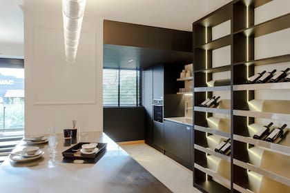 Horno multifunción (Teka). Grifería monocomando 'Talampaya' en cromo (FV). Pileta de cocina 'Phantom Base' cromo de Foster (Resta Design). Cortina americana de madera (Hunter Douglas por Luzzi Disegno).