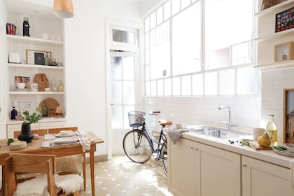 Vajilla, individuales y repasadores (Philomena Home). Mesa traída de la casa anterior.