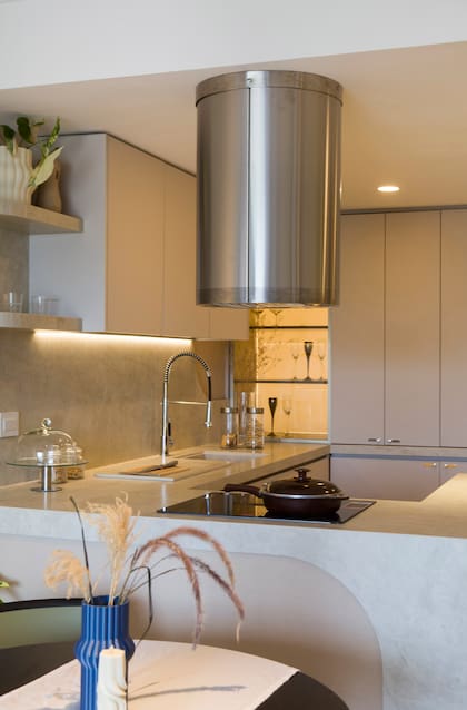 Un cristalero junto a la mesada tiene fondo en vidrios fumé (Shawer) transluminados, que solo "aparece" cuando se enciende. Una creación de Kuperdesign.