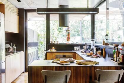 Mesadas de Neolith (I Marmi Marmolería). Pileta (Franke). Banquetas (Federico Churba). Repasadores (Mala prensa). Individuales (Luna Oks). Pattiserie (Roldán Cocina). Tés (Ginger).
