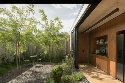 Las aberturas son Aluar A40, un sistema tradicional que, al no estar interrumpido por soportes verticales, cobra protagonismo y permite una conexión franca e ininterrumpida con el exterior.