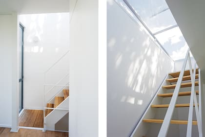 La claraboya aporta luz cenital que, por lo liviano de las escaleras, llena de luz todos los espacios y permite la ventilación cruzada.
