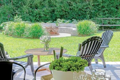 Frente a esta galería, asiento circular para disfrutar del jardín.