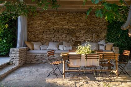 Sencilla, el área ofrece un camastro enorme. ¿Qué más se puede pedir en un mediodía de verano que sombra mullida y el perfume del jazmín?