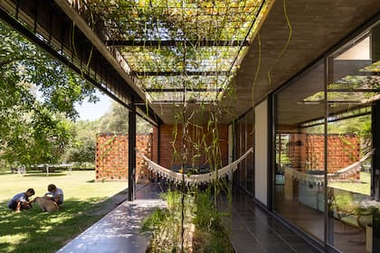 Una hamaca para disfrutar al fresco de la galería. En este caso, posee un cerramiento con cortinas levadizas.