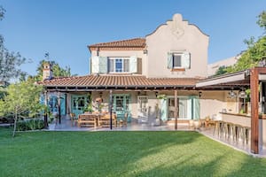 Foto de una galería con parrilla con frente d ehierro y horno, barra de incienso y lámparas colgantes.