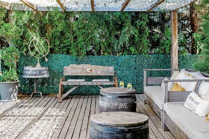 Sillones de madera (Design Lovers). Deck (Maderas El Tilo). Mesas tipo barricas (Erzebet Restoration). Almohadones (Grumsdelg y Falabella). Media sombra (FBK Camuflaje).