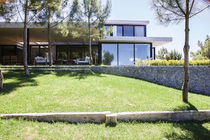 El juego de living y las mesas fueron hechos por un carpintero de la zona.