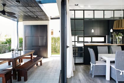 El piso del interior es de porcelanato ‘Ecowood Rovere’ (Ilva); el de la galería, un calcáreo labrado antideslizante (Giacomozzi), el mismo elegido para el ingreso principal y el camino que lleva al interior desde la calle.