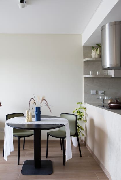 Siguiendo los tonos tranquilos de la cocina, el living comedor se pintó con el 'Avellana' de Colorín Colores de Living.