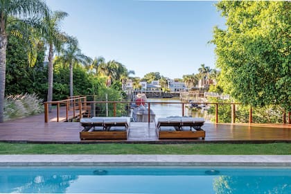 Acorde con una casa en el Boating, el deck de madera se convierte en muelle. Las reposeras se mandaron a hacer a medida en la casa de muebles para exterior Del Árbol.