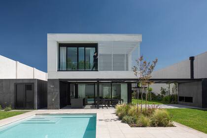 La pileta tiene un revestimiento de mármol pulido (Aquavations, Castelatto) color blanco y un solado con piso atérmico. Para climatizar el agua, se incorporó en la terraza un calentador de agua solar para las calderas y una manta térmica.