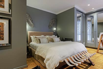 Mesas de luz (Duveen) y banco en madera y suela natural (Eugenio Aguirre).