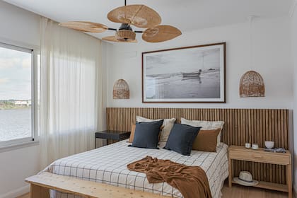 Con el respaldo a media altura y de punta a punta basta para que el cuarto principal se distinga.